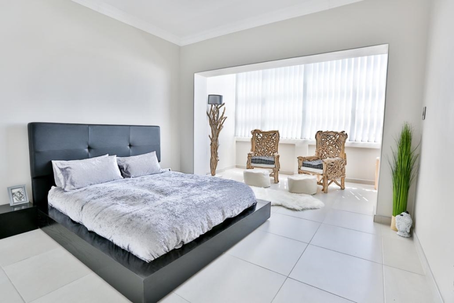 1 Bedroom Property for Sale in Sea Point Western Cape